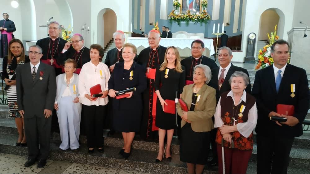 El Vaticano condecora a nueve venezolanos por sus servicios a la Iglesia