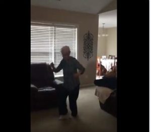 El emotivo video de esta abuela española bailando joropo mientras disfruta del Venezuela Aid Live