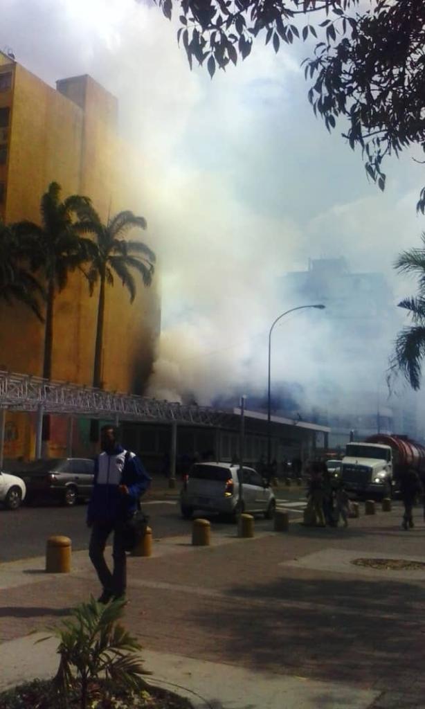 Cerrada estación El Silencio del Metro de Caracas por incendio en los alrededores