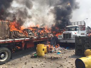 Periodista denuncia plagio de sus fotos para tergiversar quema de camiones en la frontera