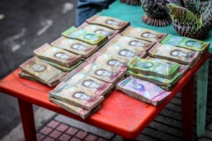 Colecciones de billetes o barajitas, una solución económica para muchos venezolanos