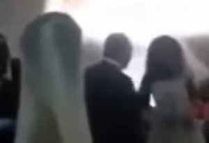Tremendo lío: Se presentó en boda de su amante vestida de novia (VIDEO)