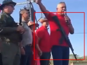 Pedro Carreño, con un fusil de corbata, le habla a un grupito de chavistas en La Guajira (VIDEO)