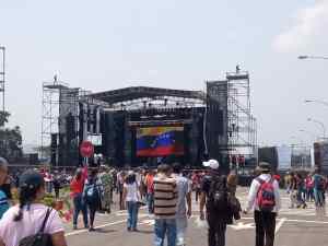 LA FOTO: Mientras miles disfrutan en el Venezuela Aid Live, la tarima del des-concierto chavista sigue vacía