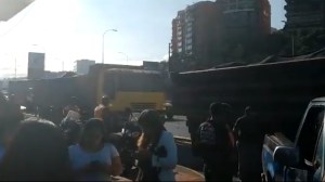 EN VIDEO: PNB hace guarimba con camiones de arena para impedir paso de caravana de Guaidó #21Feb
