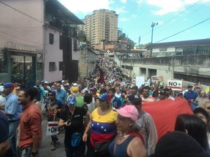Vecinos de Carrizal salieron a la calle en defensa de la ayuda humanitaria #9Feb (Video+Fotos+banderas)
