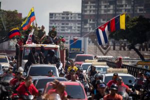 Las pandillas motorizadas de paramilitares que arropan a Maduro