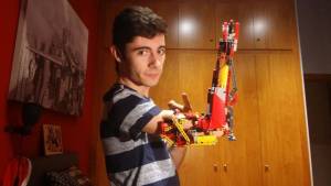 Pieza a pieza, un chico construye con Lego una prótesis para su propio brazo