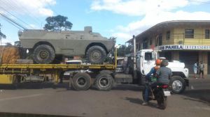 Maduro envía tanquetas a Santa Elena de Uairén para evitar ingreso de ayuda desde Brasil (FOTOS)