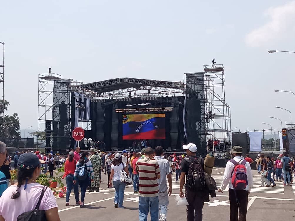 EN VIDEO: Y mientras tanto en el concierto de Maduro… solo falta que salga un mimo