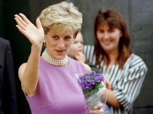 El asombroso parecido de la actriz que interpretará a Diana de Gales en “The Crown”