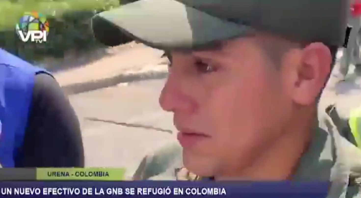 Sargento cruza a Colombia con su pequeña bebé en brazos para conseguirle medicamentos (VIDEO)