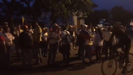 Voluntarios esperan cerca del puente Simón Bolívar el ingreso de la ayuda humanitaria (VIDEO) #23Feb