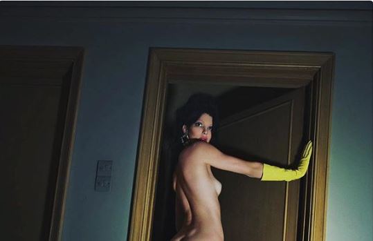 Guantes de goma y tacones…Kendall Jenner se desnuda por completo para Vogue (FOTO)