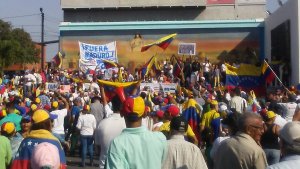 Entonando el himno nacional, larenses se concentran para respaldar la convocatoria de Guaidó #2Feb