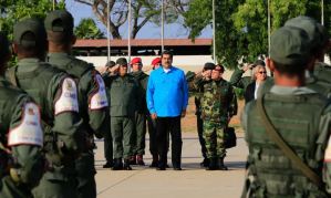 “A Dios rogando y con el mazo dando”: Maduro sugiere a militares mantener fusiles aceitados (Video)