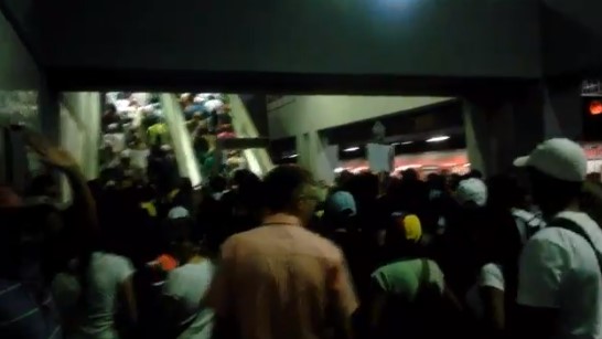 EN VIDEO: Al grito ¡Venezuela, libertad! cientos de caraqueños salen del Metro para concentración en Las Mercedes #2Feb