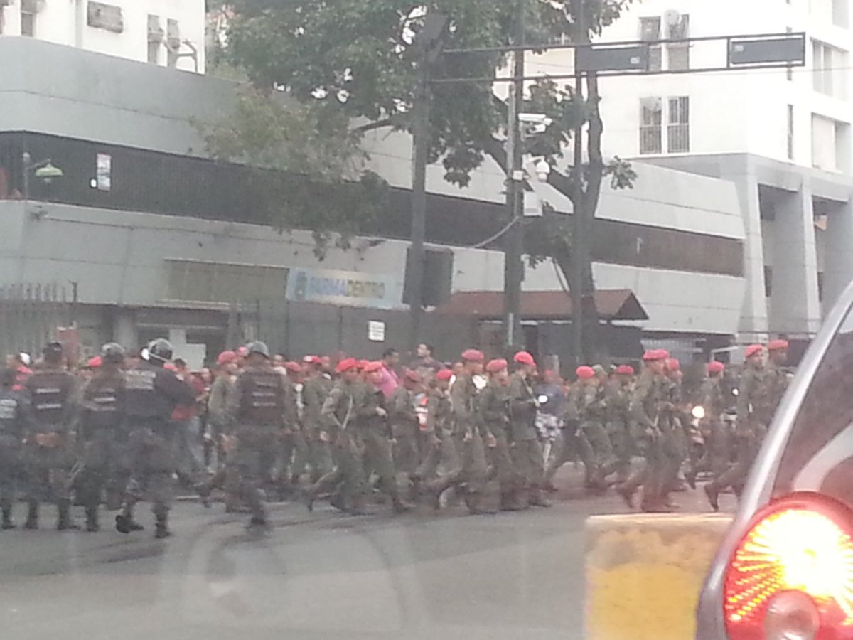 ¿No tienen cuartel? Militares y milicianos entrenan en las calles de Caracas (fotos)
