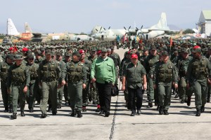 Maduro degrada y expulsa a generales para tratar de detener la rebelión militar