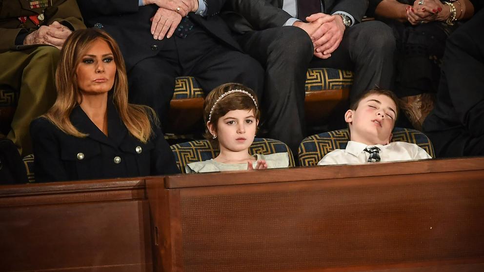 Trump invitó a un niño que sufría acoso por apellidarse como él y se durmió en pleno discurso (fotos)