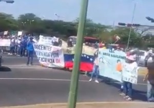 Docentes protestan en Barquisimeto exigiendo mejoras salariales #8Feb