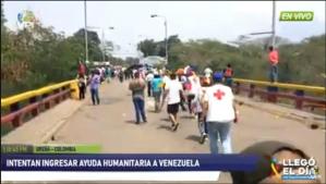 EN VIDEO: Venezolanos rompen cerco militar en Puente Francisco de Paula Santander #23Feb