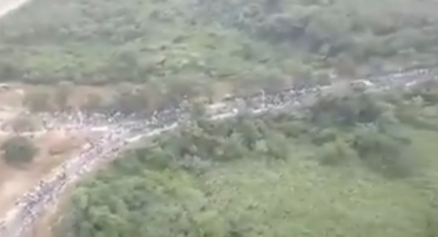 Vista aérea de la movilización hacia el concierto por la ayuda humanitaria #22Feb (video)