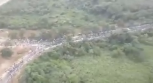 Vista aérea de la movilización hacia el concierto por la ayuda humanitaria #22Feb (video)