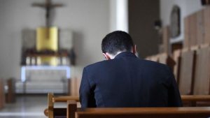 “Fue una sentencia de muerte”: Los testimonios de curas católicos que revelaron su homosexualidad
