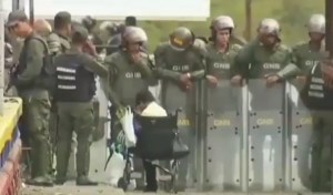 EN VIDEO: Extrema indolencia de la GNB ignoró a un niño en silla de ruedas en el puente Santander
