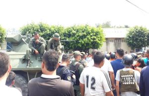 Militares reciben insultos tras atropellar a dos motorizados con una tanqueta en Ureña (VIDEO)