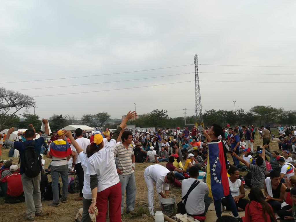 Cientos de personas esperan en Tienditas las indicaciones para ingresar ayuda a Venezuela #23Feb