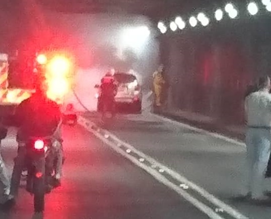 Un vehículo se incendia en el túnel Boquerón II #18Feb (fotos)