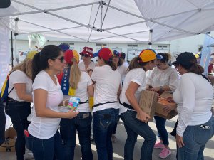 Avalancha de venezolanos llega a centro de acopio en Miami (Fotos y video)