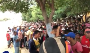 ¡Kilométricas! Así son las colas de venezolanos en los comedores de Cúcuta (video)