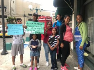 Venezolanos piden en calles de Quito para enviarle dinero a sus familias