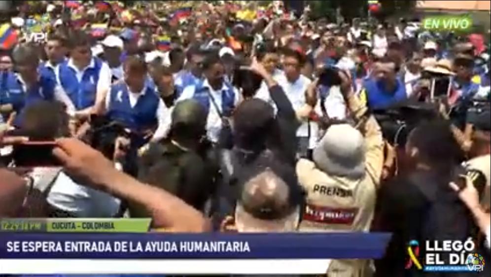 Cadena humana se dirige hacia el puente Simón Bolívar para acompañar ingreso de la ayuda humanitaria