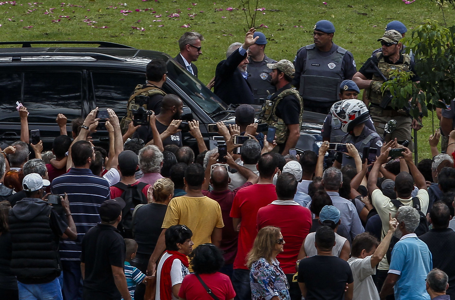 Lula da Silva llegó al cementerio para el funeral de su nieto (video)