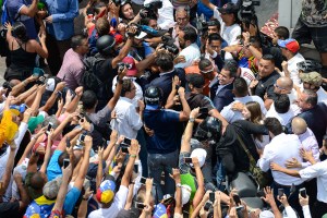 Las mejores fotos de Juan Guaidó a su llegada desafiante al aeropuerto de Maiquetía