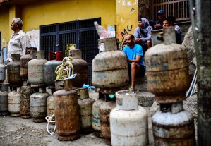 Venezolanos sufren sin gas mientras Pdvsa asegura que el producto sobra