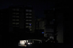 2:50PM Otra vez sin luz en zonas de Caracas donde se había restablecido el servicio