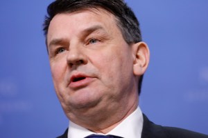 Dimite ministro noruego por sospechas de simulación de atentados