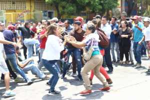 EN FOTOS: Así fue el enfrentamiento entre colectivos y trabajadores del Hospital Central de Barquisimeto #17Mar