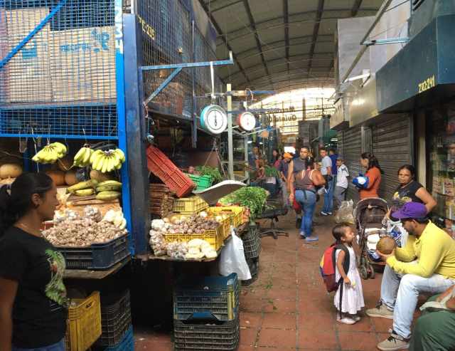 "La situación es crítica", dice Nancy Rodríguez, quien dirige un puesto de productos en el mercado de Quinta Crespo en Caracas. (Mary Beth Sheridan / El Washington Post)