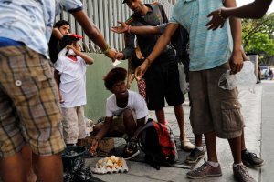 Las FOTOS que avergüenzan a Venezuela y el mundo: Niños, jóvenes y adultos comen de la basura en Caracas