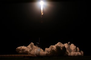 La cápsula Dragon de SpaceX se acopla con éxito a la ISS
