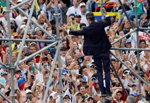 Así fue el saludo de Guaidó en la plaza Alfredo Sadel (Fotos + monito)