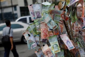 Los billetes de 100 bolívares (de los nuevos) ya no los aceptan en Zulia