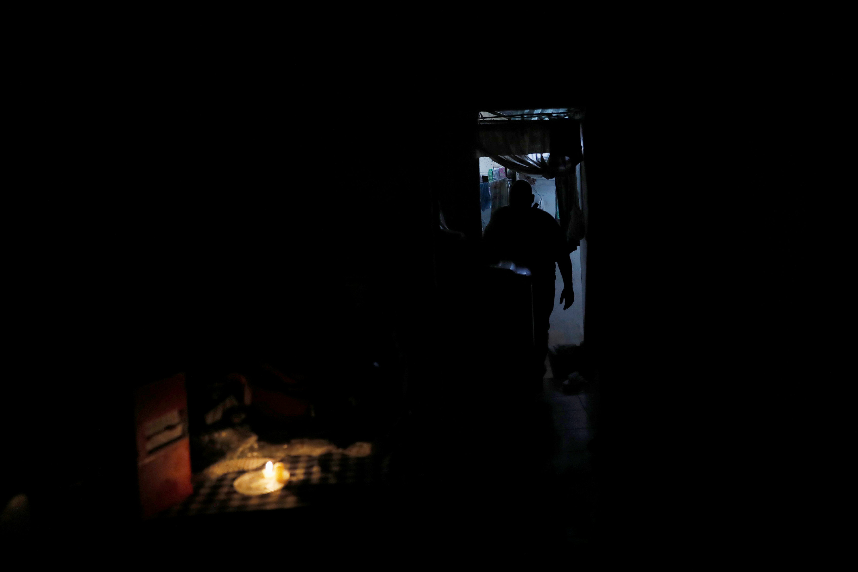 Погасив свет комната погрузилась во мрак впр. Остались без света. Украина без света. Земиалькус без света. Вся Молдова без света.