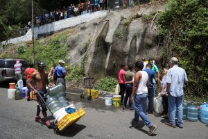 Afán por conseguir agua colapsa autopista Francisco Fajardo (video)